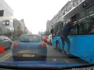 Un bărbat a sărit pe geamul autobuzului în plin trafic. / Foto: digi24.ro