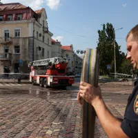 Un pompier ucrainean lucrează la locul unde a avut loc un atac cu rachete în Cernihiv, pe 19 august 2023 - Foto: Profimedia Images