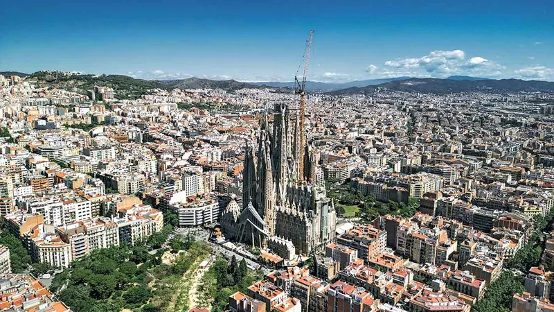 Vârful bazilicii va atinge 172 metri, făcând din Sagrada Familia cea mai înaltă biserică din lume