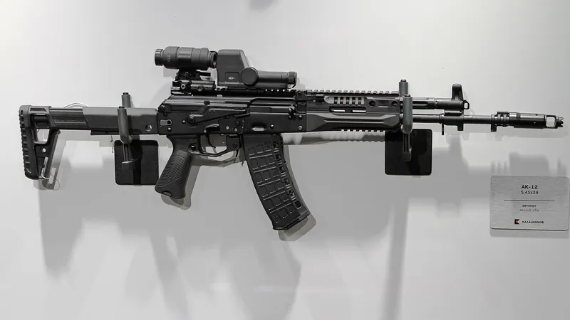 Kalaşnikov livrează anticipat arme de asalt AK-12 către fosta Armată Roșie. Arma, derivată din AK-47 FOTO .wikimedia