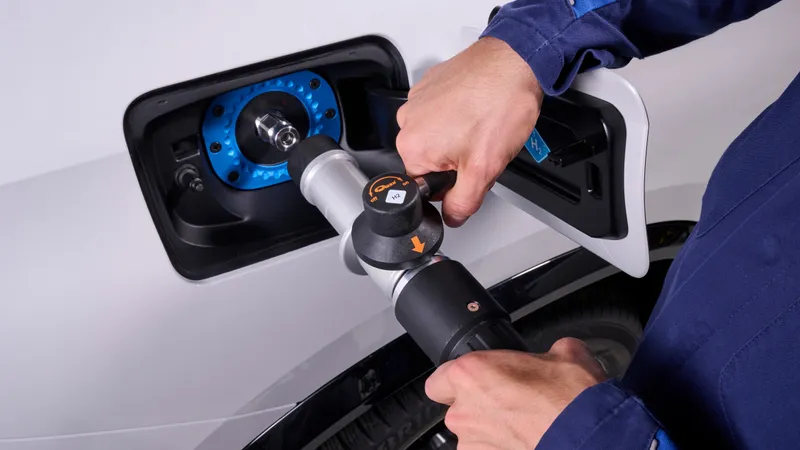 Alimentare cu hidrogen lichid / Foto: BMW
