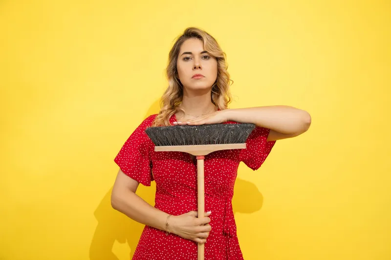 Femeie cu mătura &icirc;n m&acirc;nă - Foto: Magnific.com (Imagine cu rol ilustrativ)