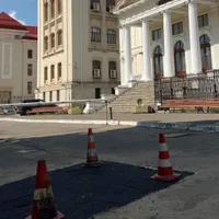 Pentru strada din fața UMF nu sunt bani. Se fac doar petice. Întreg inelul din jurul universității arată catastrofal. 300 de metri mai încolo, pe o stradă cu cinci case, primarul și-a turnat covor asfaltic prin fața curții sale. Foto ReporterIS