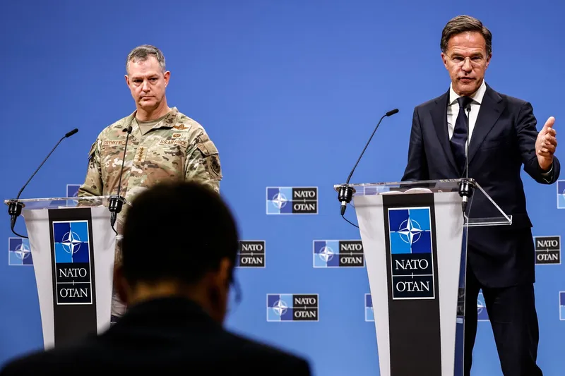 Comandantul suprem al NATO, generalul Alexus Grynkewich (stg) și Mark Rutte,conferință Bruxelles - Foto: Profimedia Images
