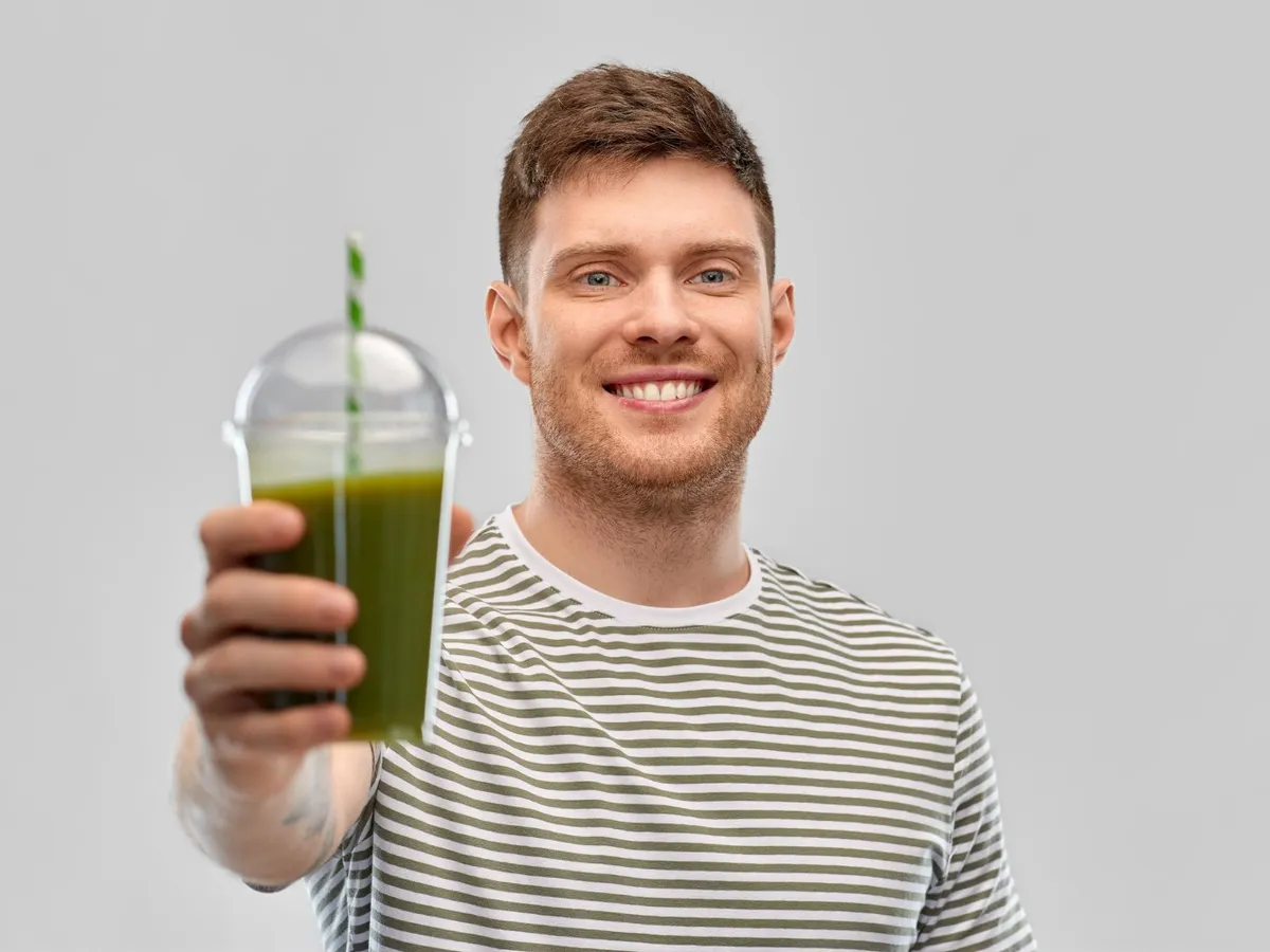 Bărbat care bea smoothie verde - Foto: Freepik (rol ilustrativ)