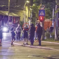 Fotoreporterul Cătălin Georgescu se ceartă cu jandarmii după ce i-a surprins lovind trei turiști israelieni. FOTO: IULIAN ALEXANDRU POPA