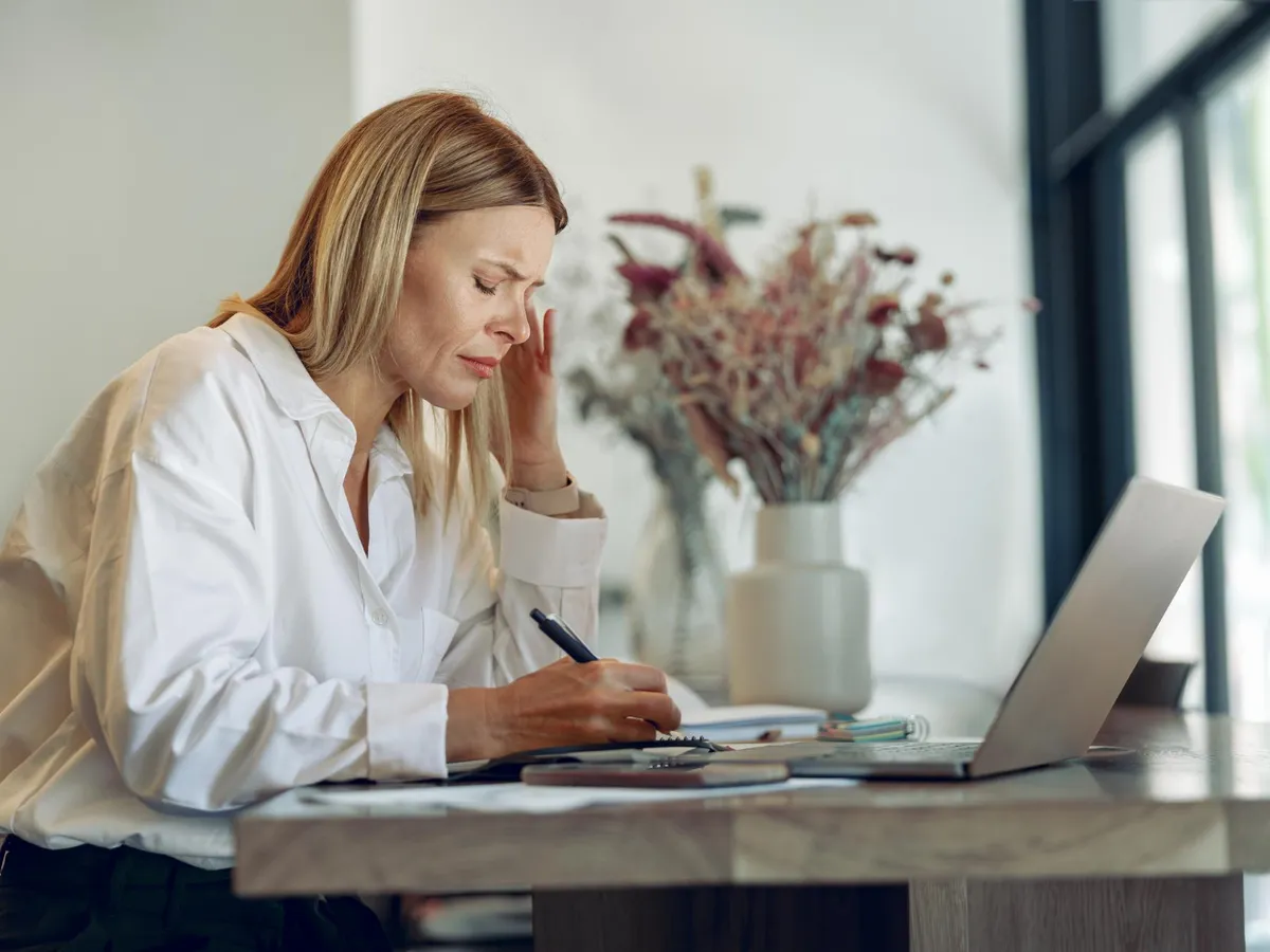 Femeie la muncă - Foto: Freepik