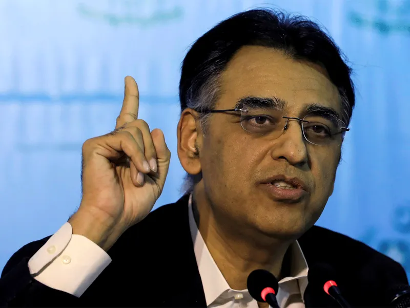 Toți angajații de la stat și din privat trebuie să se vaccineze, a spus ministrul pakistanez Asad Umar/FOTO: economictimes.indiatimes.com