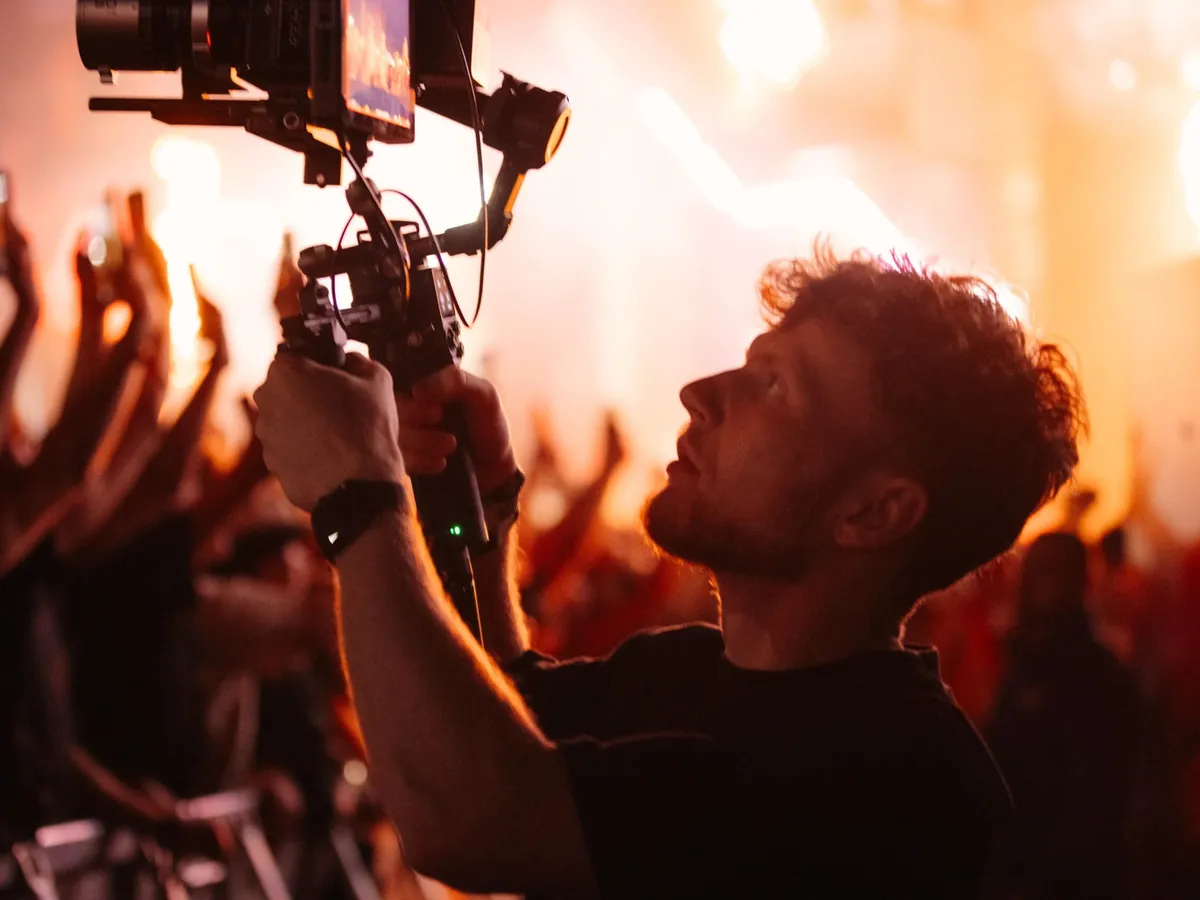 Cine este tânărul din Iași care filmează marile festivaluri și artiști ai lumii