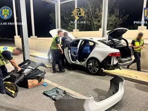 Peste un kilogram de cocaină, găsită ascunsă într-o maşină la Arad - FOTO: Poliția de Frontieră
