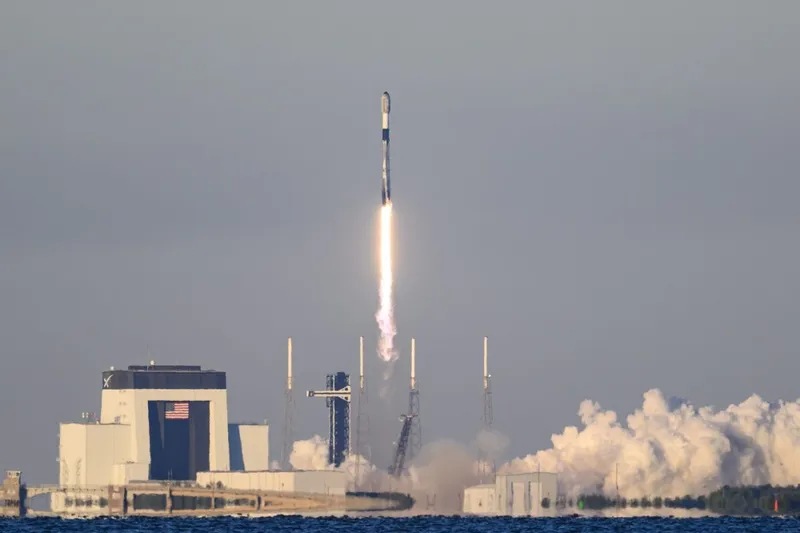 Sateliţi Starlink lansaţi cu o navetă Space X, la Cape Canaveral, &icirc;n Florida, SUA - Foto: Profimedia Images