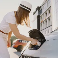 Criză bugetară? Instituțiile și primăriile cumpără 3.000 de mașini electrice și hybrid prin Rabla - Foto: Freepik (Imagine cu rol ilustrativ)