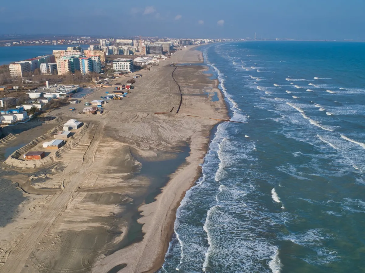 Lărgirea plajei de la Mamaia a fost criticată de turiști. FOTO: Facebook