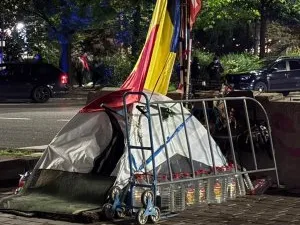 De ce era un cort întins în Piața Constituției, la scurt timp înaintea sosirii autocarului FCSB. Mesajul afișat