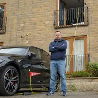Ce faci dacă ai mașină electrică sau plug-in hybrid și stai la etaj? Tragi prelungitor pe geam - Foto: manchestereveningnews.co.uk