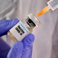 Luni încep să primească vaccin vârstnicii de peste 75 de ani și persoanele cu boli grave/FOTO: Reuters