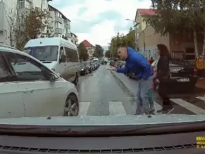 O mașină depășește coloana și forțează trecerea de pietoni plină de copii. / Foto: captură ecran