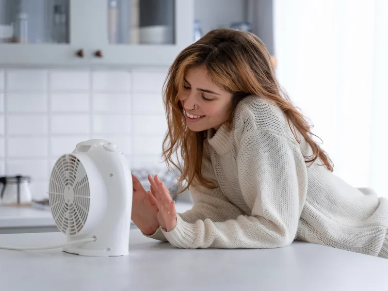 Vrei să nu mori de cald în casă de la 1 iulie? Dai 810 – 1.350 lei pe curent doar pentru AC - Foto: Freepik