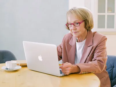 Femeie lucrând la laptop - Foto: Pexels (cu rol ilustrativ)