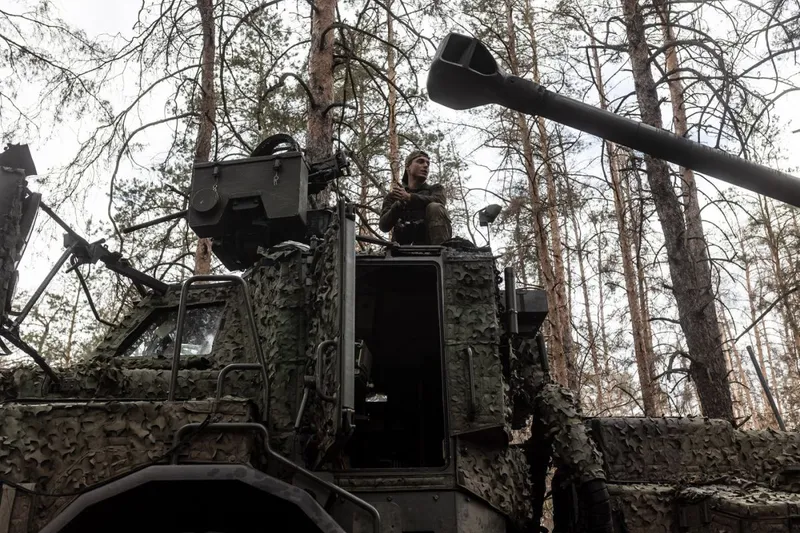 Oblastul Donetsk. Soldat ucrainean l&acirc;ngă o mitralieră suedeză de artilerie de tip Archer - Foto: Profimedia Images