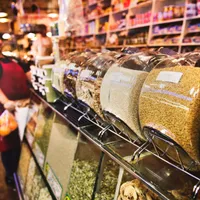 Guvernul limitează folosirea tichetelor de masă la anumite produse - Foto: Pexels / Tim Mossholder