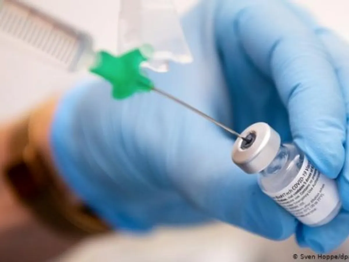 Au fost programaţi online la centrele de vaccinare, dar au găsit uşa închisă/FOTO: ziaruldeiasi.ro