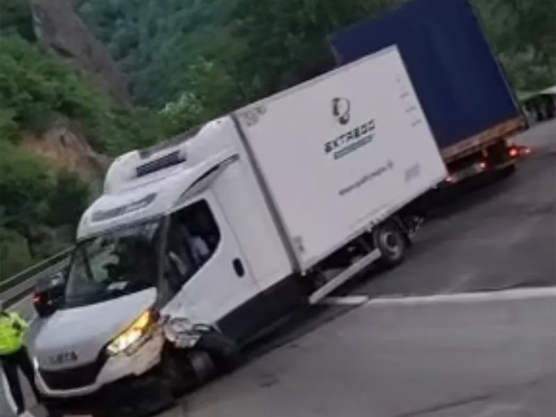 Accident într-o curbă de pe Valea Oltului, la Călimănești, între un autoturism și o dubă. / Foto: captură video