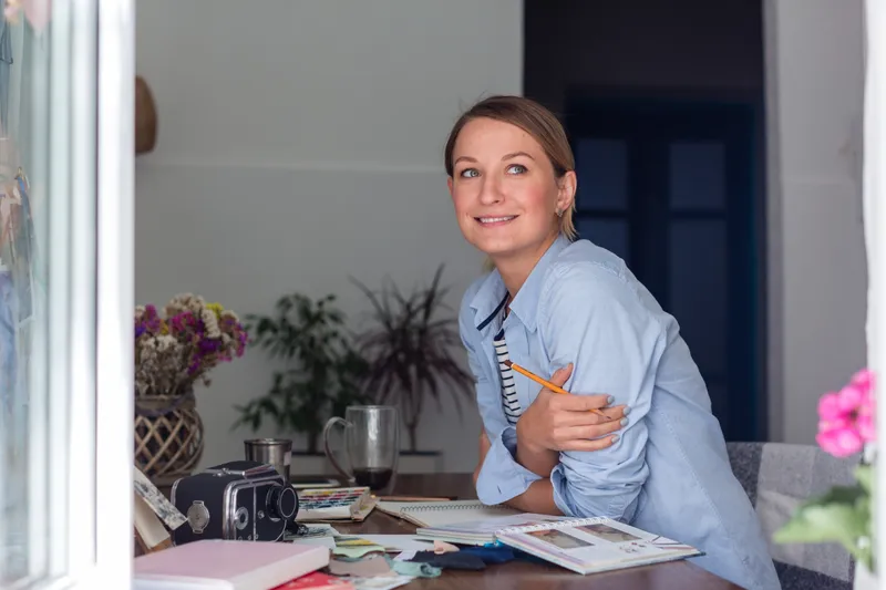 Femeie la muncă - Foto: Freepik