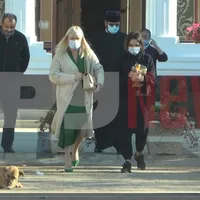 Elena Udrea merge la biserică cu gealații Primăriei Voluntari. / Foto: captură video