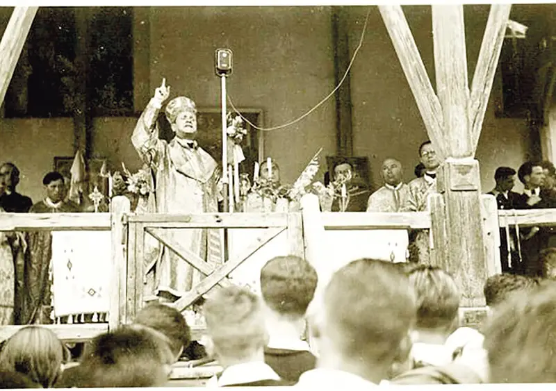 Iuliu Hossu,  primul cardinal al Bisericii Române Unite cu Roma, la Nicula, în 1947