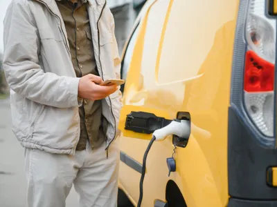 Mașină utilitară electrică la încărcat - Foto: magnific.com (Imagine cu rol ilustrativ)