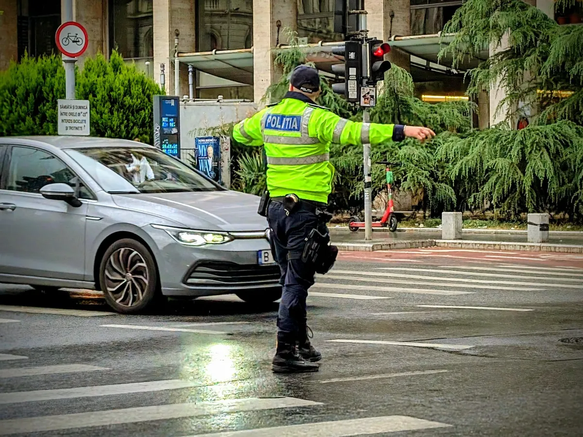 Polițist dirijează traficul - Foto: Poliția Capitalei (rol ilustrativ)
