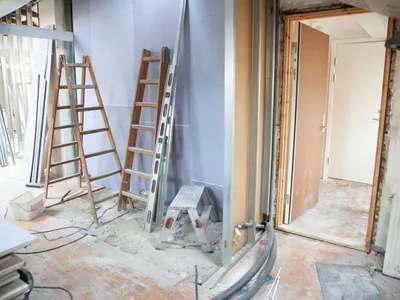 Șantier de construcții cu scări și unelte într-un cadru de renovare - Foto: Pexels (Imagine cu rol ilustrativ)