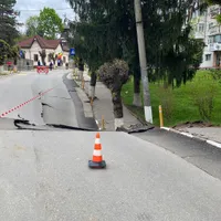 Încă un bloc va fi evacuat la Slănic. Adâncimea craterului este de minim 18 metri - Foto: Profimedia Images