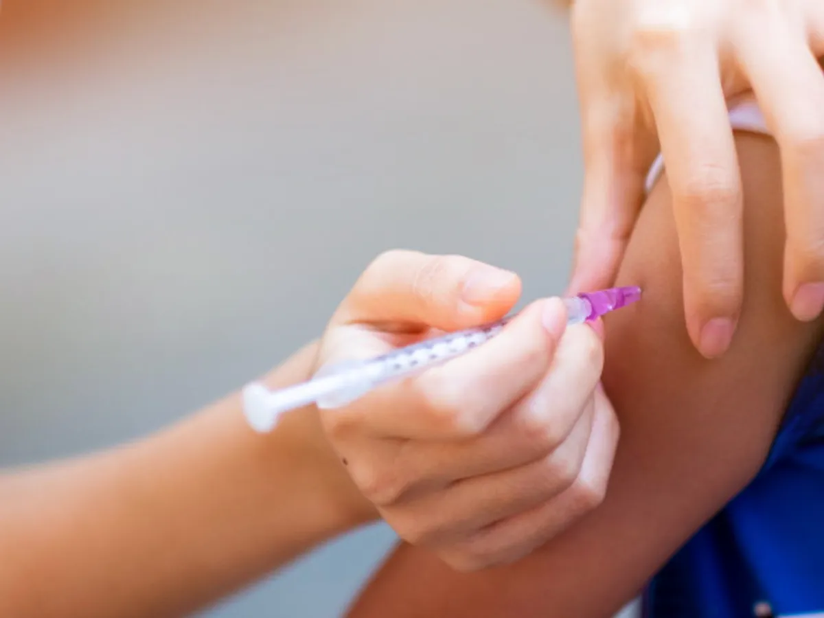 De la 1 august, începe imunizarea tinerilor cu vârste între 12 şi 17 ani cu vaccinul Spikevax. / Foto: digi24.ro