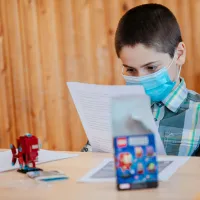Peste 75.800 de copii români au cel puțin un părinte la muncă, în afara țării
