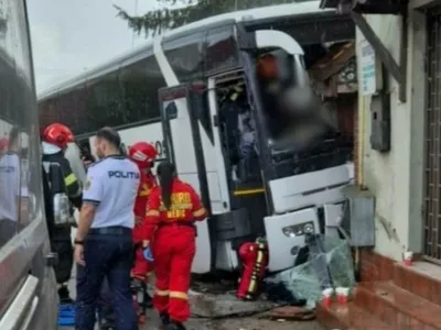 Un autocar cu 24 de pasageri a intrat violent într-un gard, în judeţul Bihor. Șoferul este grav Foto: IPJ Bihor