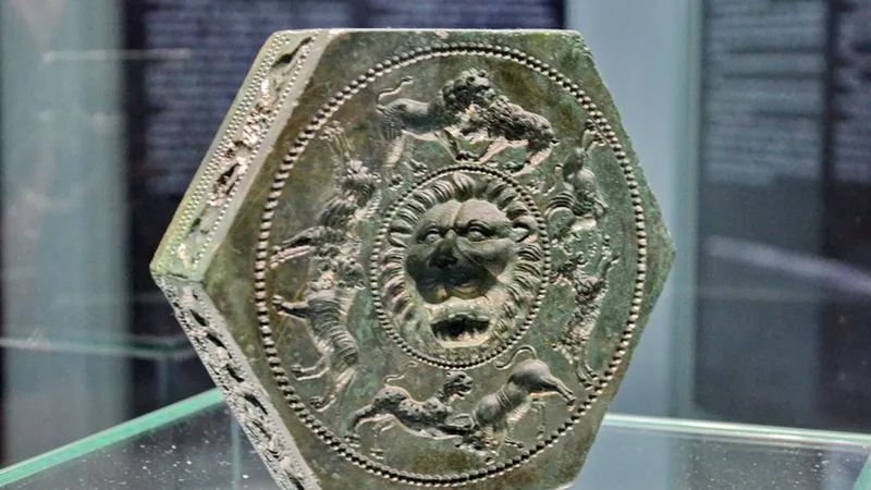 Obiectul misterios al dacilor descoperit la baza unui copac, la Sarmizegetusa. Înfățișează grifoni - Foto: Muzeului Civilizaţiei Dacice şi Romane Deva/ Imagine cu caracter ilustrativ