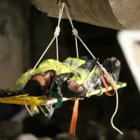 Sirianul Muhammed Habib, în vârstă de 27 de ani, este salvat dintre dărâmături la 140 de ore după cutremurele care au lovit Turcia și Siria- Foto: Profimedia Images/ Serhat Zafer