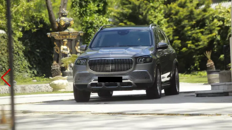 Gigi Becali, implicat într-un accident rutier. „Aghiotantul” Luțu i-a julit Maybach-ul de un Logan. / Foto: cancan.ro