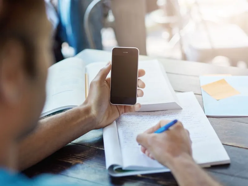 Bulgaria scoate telefoanele mobile din şcoli. În România, multe şcoli le interzic complet - Foto: Freepik/wayhomestudio