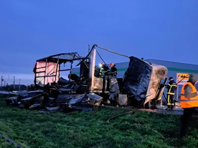 Ciocnire violentă între două TIR-uri în Arad. Șoferii au murit pe loc iar un autotren a luat foc foto: ISU