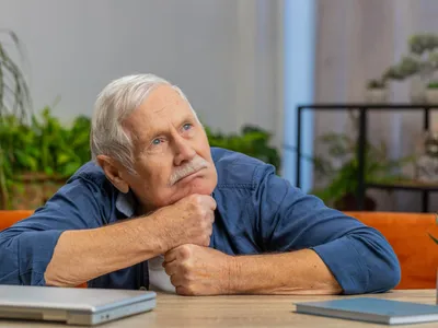 Pensionar gândidu-se la pensie - Foto: Freepik
