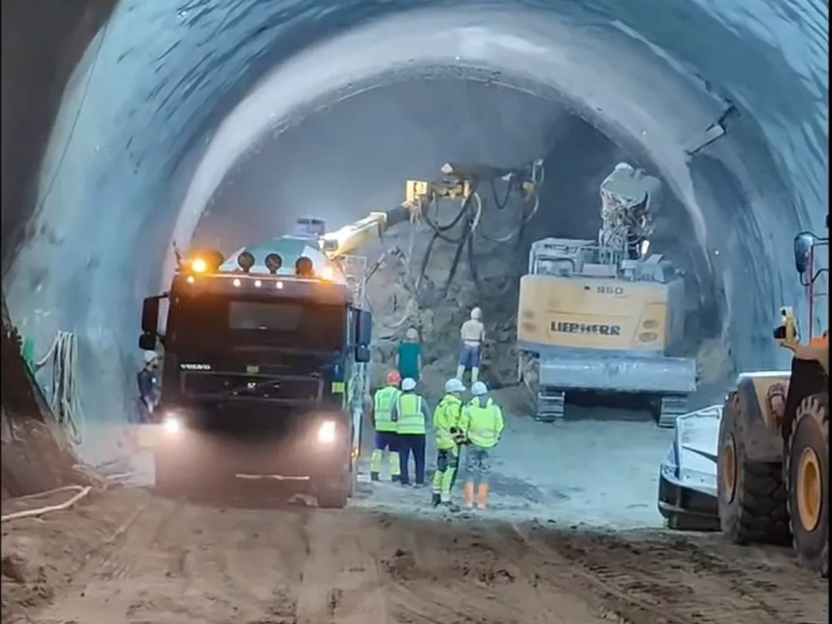 Stadiul lucrărilor la primele tuneluri de autostradă din România. Sunt „binecuvântate” - Foto: captură video