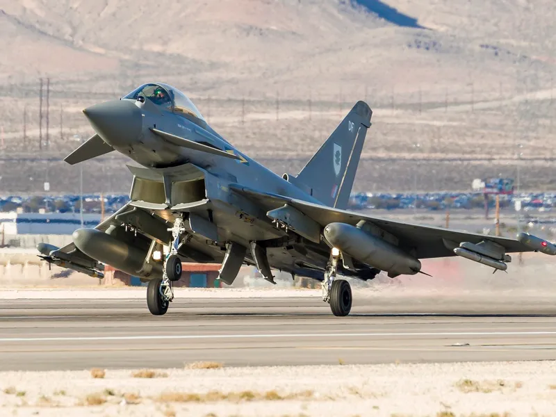 Băncile creditează mașina de război cu 27 miliarde €. Bani pentru avioane Typhoon și tancuri Leopard
