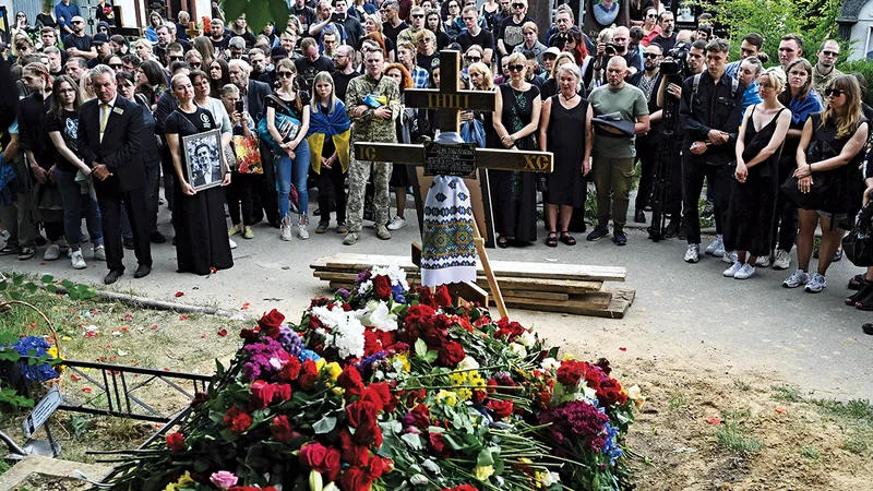 MULT PREA FRECVENT Persoane dragi deplâng moartea militarului ucrainean Roman Ratușni, un activist civic, la Kiev, în iunie. Avea 24 de ani