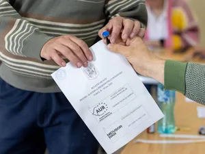 Un bărbat s-a ales cu dosar penal după ce a ieșit din cabina de vot. Ce a făcut - Foto: INQUAM PHOTOS / Denis Grosu