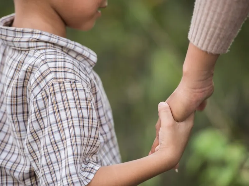 Un acopil adoptat își caută familia naturală Foto: Freepik.com