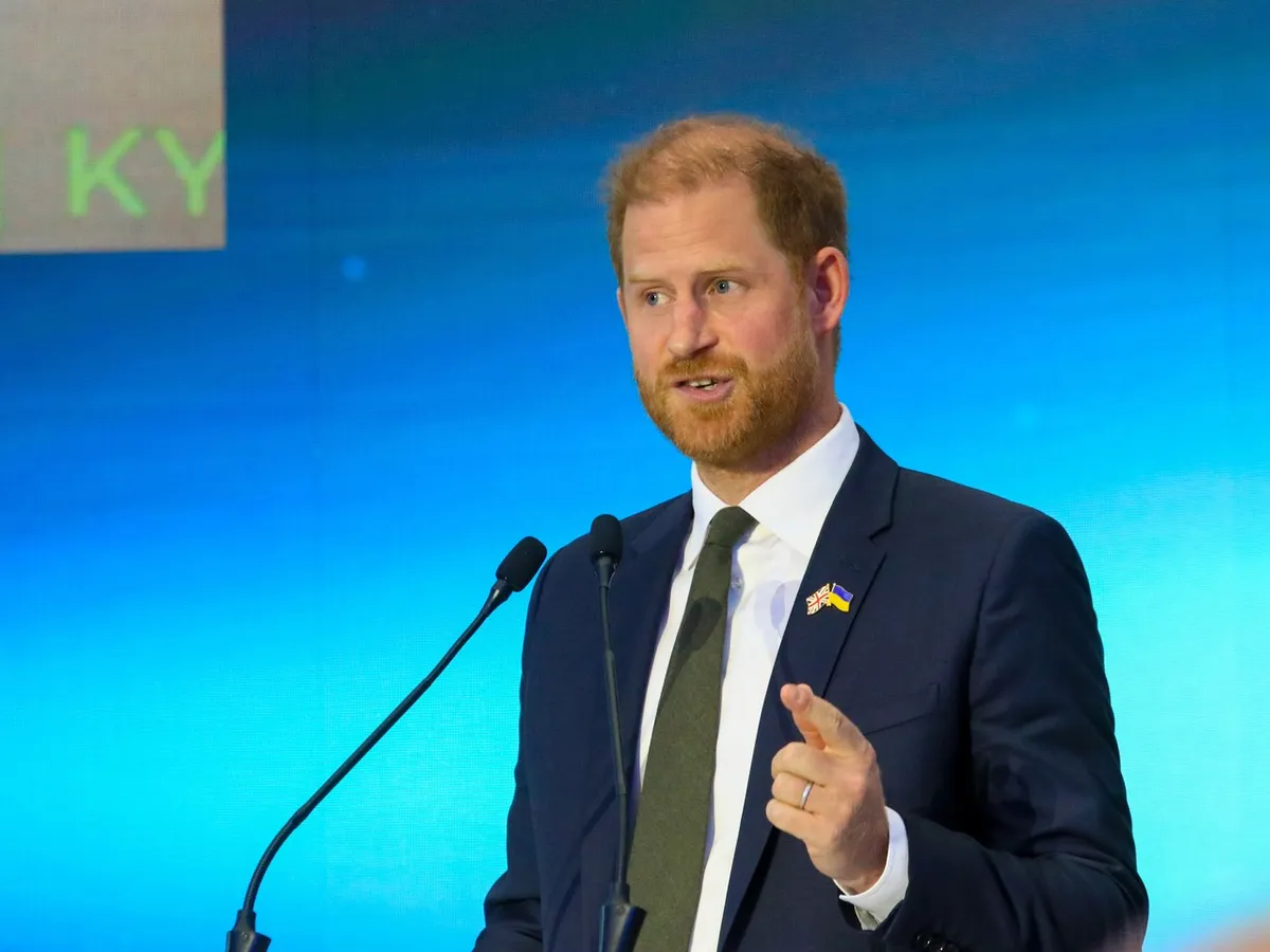 Prinţul Harry se iniţiază în deminare cu tehnologie de vârf la Bucea