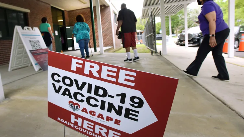 Guvernatorul statului american Florida a ridicat luni, cu efect imediat, toate restricţiile asociate pandemiei de COVID-19, justificându-şi decizia prin eficacitatea şi disponibilitatea vaccinurilor. / Foto: eu.jacksonville.com